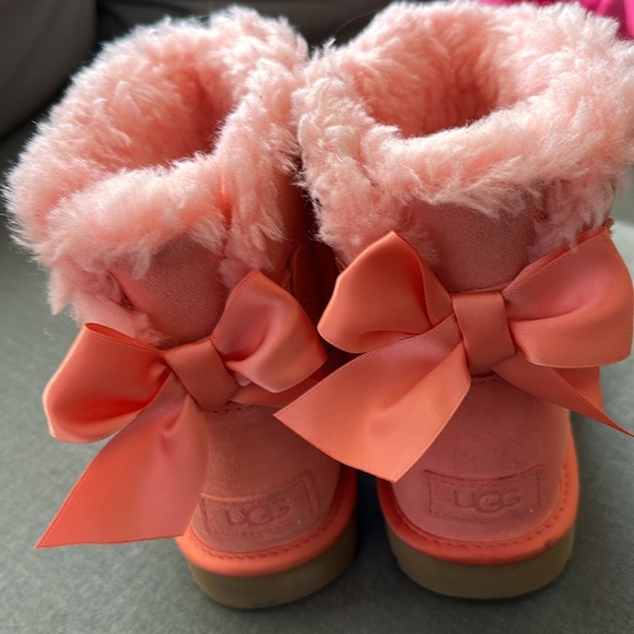 Girls suede Ugg boots with bows - Picture 2 of 4